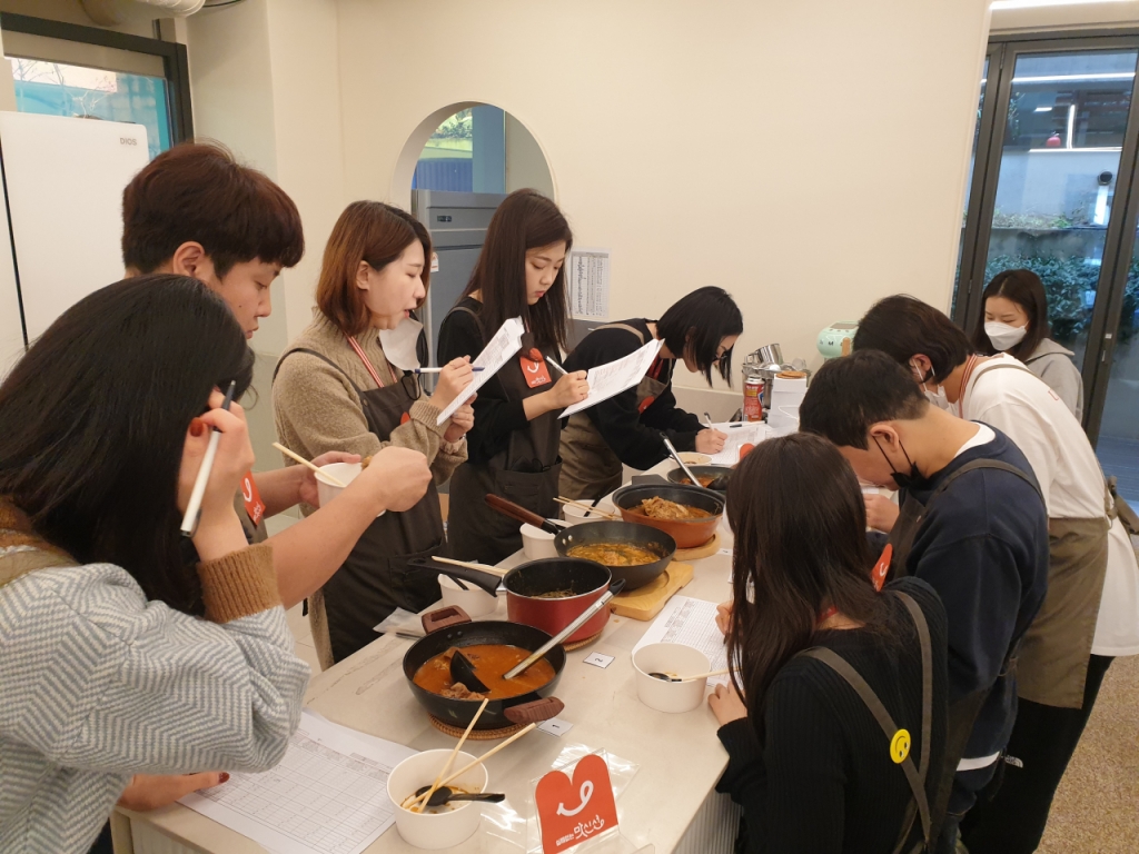 15일 서울시 강남구 역삼동 위메프 W아카데미에서 진행된 '맛신선 수요시식회'에서 위메프 식품전문 MD들이 뼈해장국을 맛본 뒤 평가하고 있다. /사진=이재은 기자