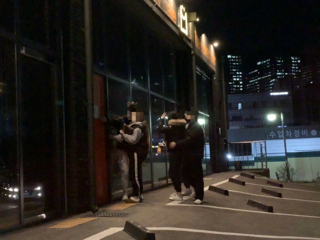 오후 10시10분쯤 경기도 용인시의 더노벰버라운지 카페를 방문한 손님들이 영업을 마친 카페의 문을 두드리고 있다. 해당 카페는 이날 24시간 영업을 예고했지만 용인시 부시장 등 방역 책임자들이 설득에 나선 끝에 저녁 9시 영업을 마감했다./사진=양윤우 기자