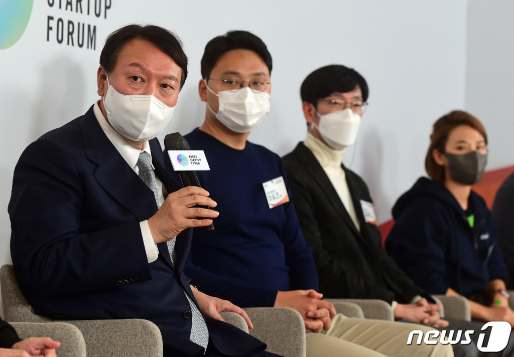 (서울=뉴스1) 국회사진취재단 = 윤석열 국민의힘 대선 후보가 2일 서울 중구 시그니처타워에서 열린 스타트업 정책토크에서 참석자들의 질의에 답하고 있다. 2021.12.2/뉴스1