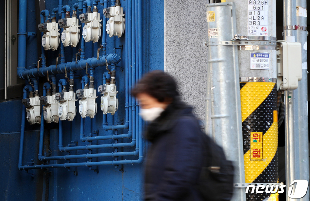 (서울=뉴스1) 박지혜 기자 = 정부가 치솟는 물가를 잡기 위해 내년에도 전기·도시가스 요금을 동결하는 등 연초부터 ‘물가 잡기’ 총력전에 나설 전망이다.   13일 서울의 한 주택가에 도시가스 계량기가 설치되어 있다. 2021.12.13/뉴스1  