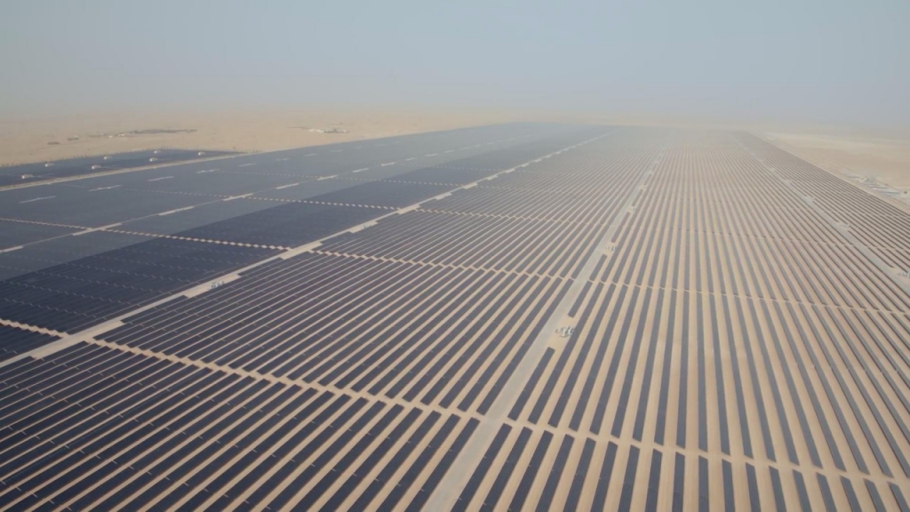 '무함마드 빈 라쉬드 알 막툼 솔라파크(Mohammed Bin Rashid Al Maktoum Solar Park, MBRM)'에 끝없이 깔려 있는 태양광 패널들/사진=두바이수전력청(DEWA) 유튜브 영상 갈무리
