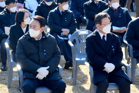 (서울=뉴스1) 오대일 기자 = 19일 서울 용산구 효창공원에서 엄수된 매헌 윤봉길 의사 순국 89주기 추모식에서 이재명 더불어민주당 대선 후보와 윤석열 국민의힘 대선 후보가 황기철 국가보훈처장의 추모사를 듣고 있다. 2021.12.19/뉴스1  