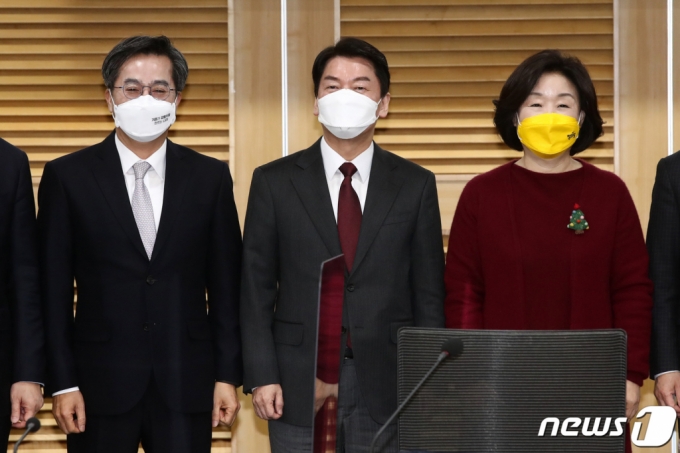 김동연 새로운물결(가칭) 대선 후보와 안철수 국민의당 대선 후보, 심상정 정의당 대선 후보가 지난 13일 오전 서울 여의도 국회 의원회관에서 '위기의 대학, 공유경제를 만나다' 주제로 열린 스타트업 미래의숲 1차포럼에 참석해 기념촬영을 하고 있다. 2021.12.13/뉴스1  