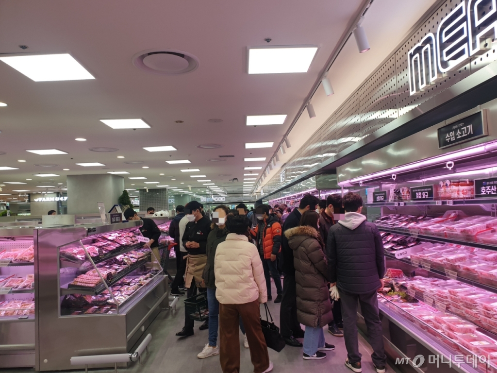 23일 서울 송파구에 위치한 롯데마트 제타플렉스 축산 코너에 고객 발길이 이어지고 있다./사진=이재은 기자