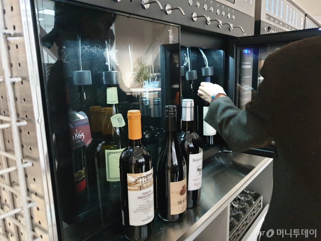 23일 서울 송파구에 위치한 롯데마트 제타플렉스 보틀벙커 '테이스팅탭'. 롯데마트 직원이 와인을 채워넣고 있다. /사진=이재은 기자