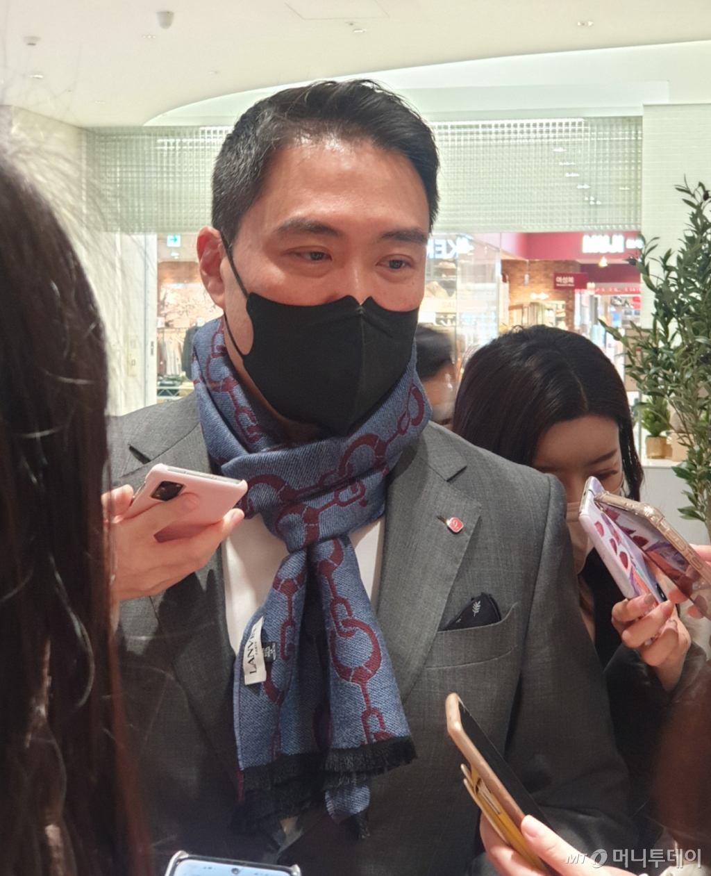 23일 서울 송파구에 위치한 롯데마트 제타플렉스를 찾은 강성현 롯데마트 대표가 기자들의 질문에 답하고 있다./사진=이재은 기자