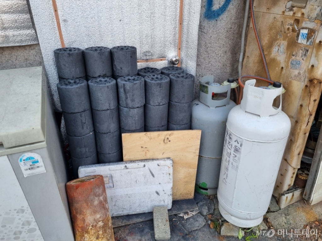 23일 서울 강남구 개포동 구룡마을의 어느 한 집에 사용하지 않은 연탄이 50여장이 쌓여있다. 통상 겨울에는 하루에 연탄을 6장씩 사용하는 탓에 연탄이 열흘도 못 가 떨어질 분량이다. /사진=조성준 기자