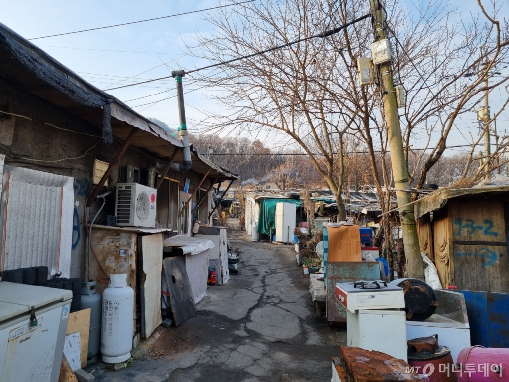 23일 오전 서울 강남구 개포동 구룡마을 골목 전경 /사진=조성준 기자