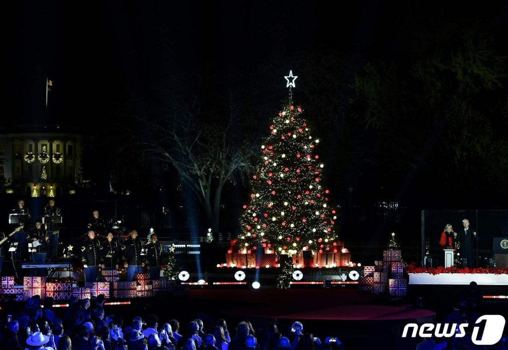 (워싱턴 AFP=뉴스1) 우동명 기자 = 조 바이든 미국 대통령과 부인 질 바이든 여사가 2일(현지시간) 워싱턴 백악관 인근 일립스 광장에서 열린 내셔널 크리스마스 트리 점등식에 참석을 하고 있다. ? AFP=뉴스1