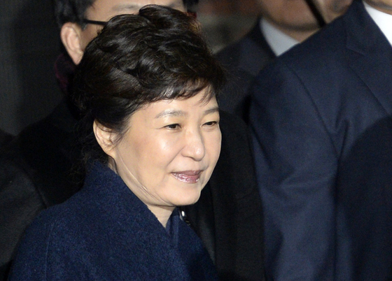 (서울=뉴스1) = 문재인 대통령이 24일 박근혜 전 대통령을 전격 사면할 것으로 알려졌다. 현재 서울삼성병원에서 입원 치료 중인 박 전 대통령은 사면 후 병원에서 출소 절차를 마무리할 것으로 보인다. 사진은 지난 2017년 3월 청와대를 떠나 자택으로 향하는 박 전 대통령의 모습.(뉴스1 DB) 2021.12.24/뉴스1