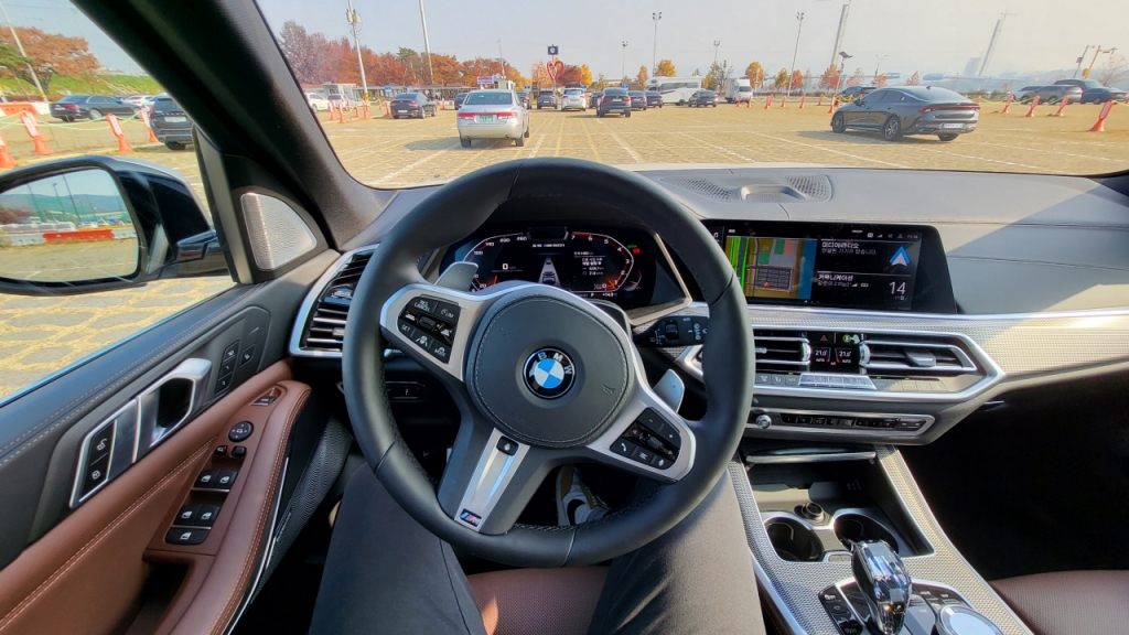 BMW X5 M50i 운전석 모습/사진=이강준 기자