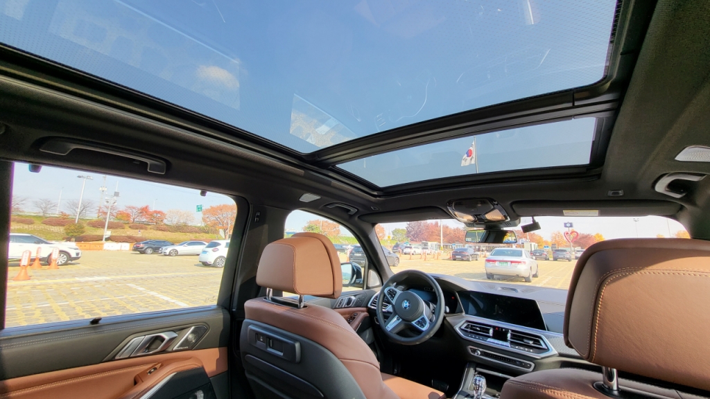 BMW X5 M50i 파노라마 선루프/사진=이강준 기자