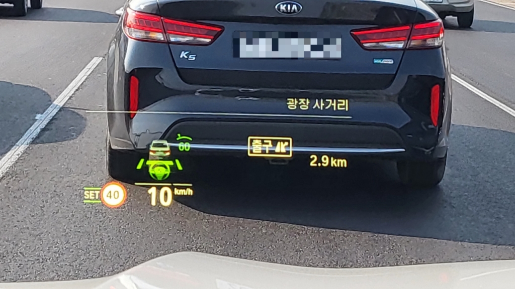 BMW X5 M50i의 헤드업디스플레이. 경쟁 브랜드에 비해 시인성이 좋고, T맵 길안내도 표시된다./사진=이강준 기자