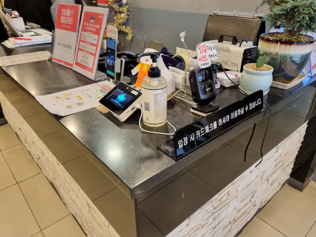 지난 23일 서울 강동구 암사동 소재 한 체육시설에 출입자 관리를 위한 QR코드 스캐너 등이 설치돼있다. /사진=강주헌 기자