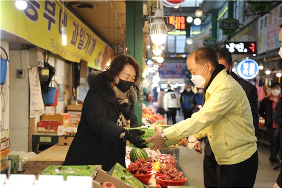 지난 14일 대전도마큰시장에서 전통시장 방역점검 및 장보기에 나선 조봉환 소진공 이사장. /사진=소상공인시장진흥공단