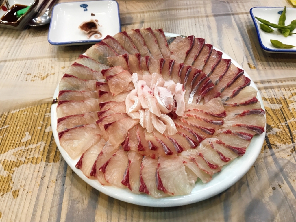 방어 한 마리만 잡아도 다양한 부위별 횟감이 나온다. /사진=최우영 기자