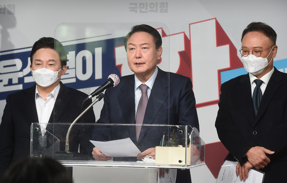 (서울=뉴스1) 이동해 기자 = 윤석열 국민의힘 대선 후보가 26일 서울 여의도 중앙당사에서 열린  '상식 회복 공약-성장과 복지의 선순환' 관련 기자회견에서 공약을 발표하고 있다. 2021.12.26/뉴스1  