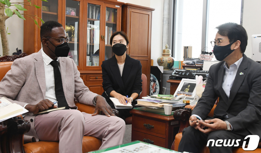 방한 중인 가딘 가필드(Dean Garfield) 넷플릭스 공공정책 수석부사장(왼쪽)이 올해 11월 3일 오전 국회 과방위원장실에서 이원욱 위원장과 논란이 되고 있는 '망사용료'와 문제와 콘텐츠 상생협력 방안 등을 논의하고 있다. 2021.11.3/뉴스1