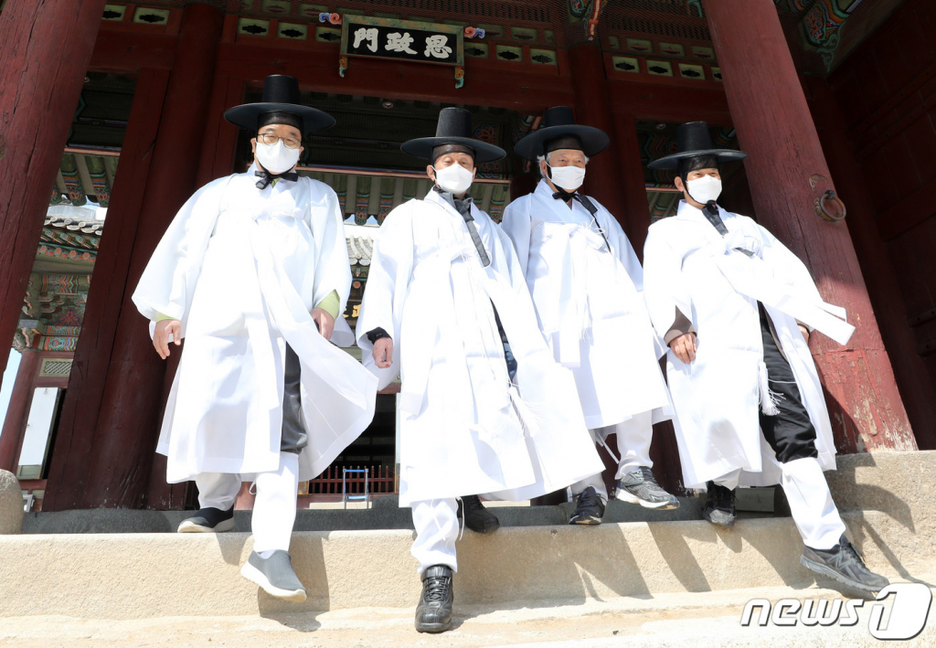 김광림 퇴계학연구원 이사장(왼쪽부터)과 김병일 도산서원 원장, 이광호 국제퇴계학회 명예회장, 이기봉 국립중앙도서관 학예연구사가 지난 4월 서울 경복궁 사정전에서 열린 제2회 퇴계선생 귀향길 재현 걷기 개막식 후 경북 안동 도산서원을 향해 출발하고 있다. /사진=뉴스1