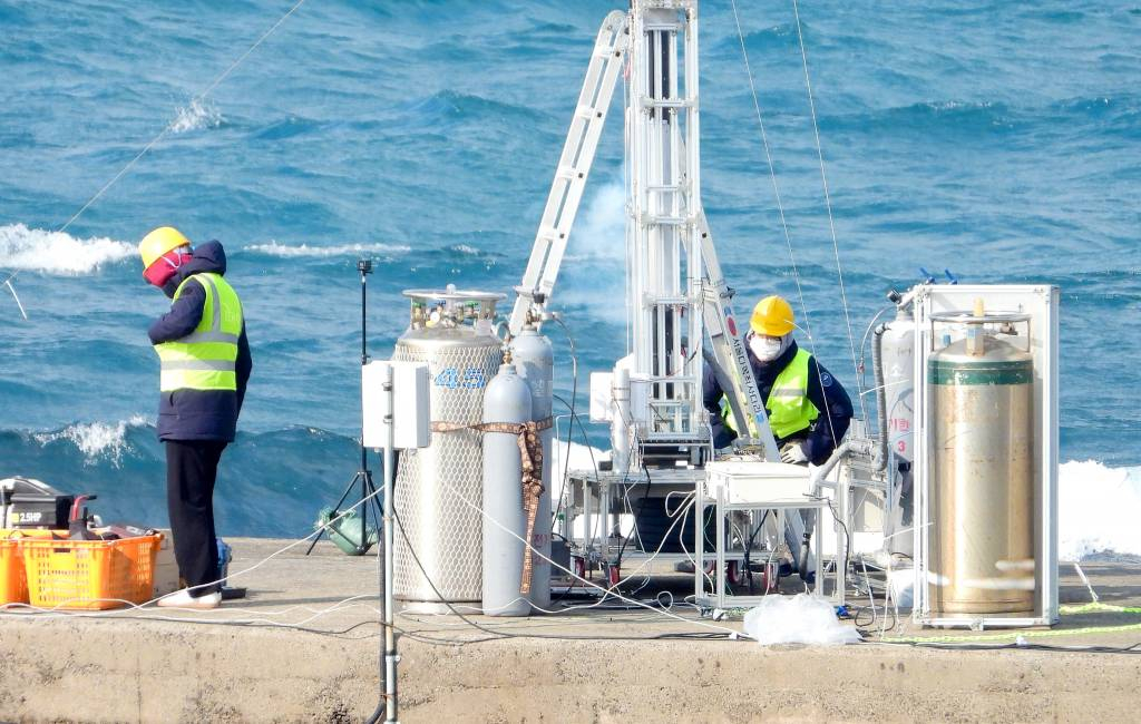 [제주=뉴시스] 우장호 기자 = 29일 오전 제주시 한경면 용수리 해안가에서 제주도와 한국과학기술원(KAIST) 주관으로 국내 최초 민간과학로켓 시험 발사 준비가 진행되고 있다. 이 로켓은 전장 3.2m, 이륙중량 51㎏으로 액화산소 및 에탄올 등 친환경 연료 추진체를 기반으로 제작됐다. 2021.12.29.