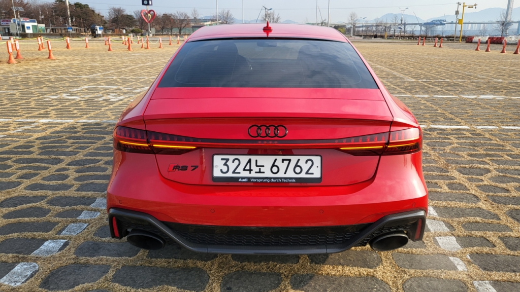 아우디 RS7 후면부/사진=이강준 기자