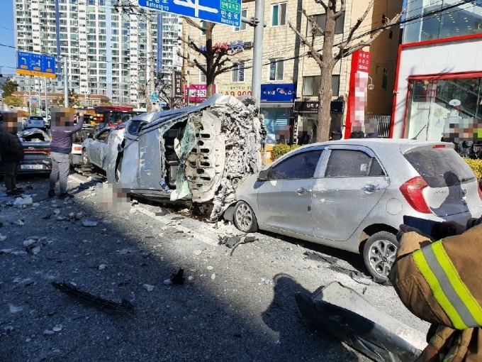 지난30일 오후 12시31분쯤 부산 연제구에 있는 홈플러스 연산점 지상 5층 주차장에서 SM5 택시가 건물 외벽을 뚫고 추락하는 사고가 발생했다. /사진=부산경찰청