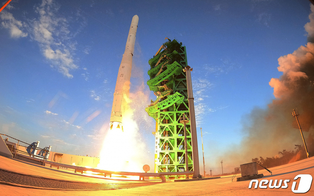 (고흥=뉴스1) 사진공동취재단 = 한국형 발사체 누리호(KSLV-ll)가 21일 고흥군 나로우주센터 제2발사대에서 화염을 내뿜으며 힘차게 날아오르고 있다. 누리호는 1.5t급 실용위성을 지구저궤도(600~800km)에 투입하기 위해 만들어진 3단 발사체이며 엔진 설계에서부터 제작, 시험, 발사 운용까지 모두 국내 기술로 완성한 최초의 국산 발사체다. 2021.10.21/뉴스1  