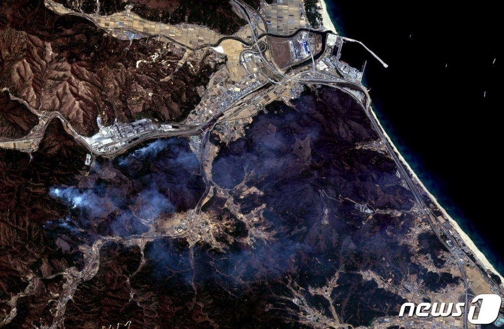 한국항공우주연구원이 다목적실용위성(아리랑) 3호가 지난 2019년 강원도에서 발생한 대형 산불 현장을 촬영한 강원도 강릉 옥계 지역과 속초/고성 지역 모습. 아리랑 6호와 7호 위성은 이보다 더 초정밀로 지구를 관측할 수 있다. (한국항공우주연구원 제공) 2019.4.7/뉴스1  