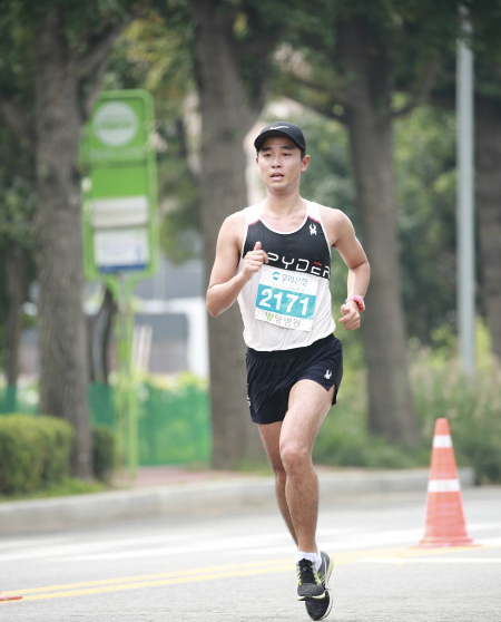 내가 원한 사진이 이런 거였다. 박명현 코치가 달리는 모습./사진=박명현 코치님 인스타그램.