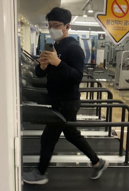 너무 추운 날엔 실내 헬스장에서 뛰었다. 뛰면서 이렇게 사진을 찍으면 안 된다. 그러나 난 찍어줄 사람이 없어 어쩔 수 없었다./사진=다리가 사진보다는 조금 더 긴 남기자.