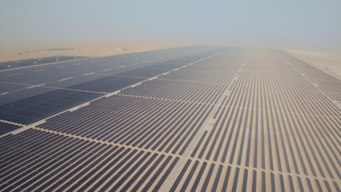 '무함마드 빈 라쉬드 알 막툼 솔라파크(Mohammed Bin Rashid Al Maktoum Solar Park, MBRM)'에 끝없이 깔려 있는 태양광 패널들/사진=두바이수전력청(DEWA) 유튜브 영상 갈무리