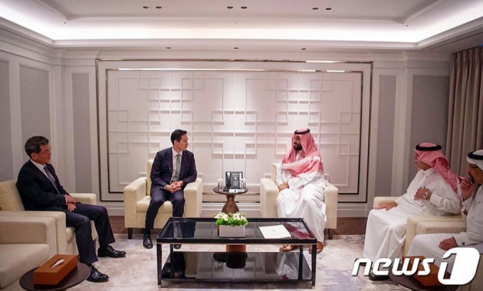 무함마드 빈 살만 사우디아라비아 왕세자가 지난 27일 왕세자 인스타그램에 올린 정기선 현대중공업 부사장과 면담하는 모습. (무함마드 빈 살만 사우디아라비아 왕세자 인스타그램) 2019.6.28/뉴스1  