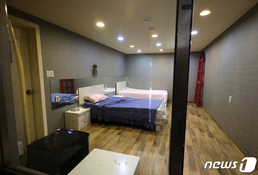 (대구=뉴스1) 공정식 기자 = 4일 대구 중구 도원동 주변의 성매매 업소 집결지인 속칭 ‘자갈마당’ 철거공사가 시작됐다. 철거를 앞둔 업소 내부에 침대가 놓여 있다.   도원동 주상복합 신축공사를 맡은 도원개발은 7월 중순까지 철거를 마무리할 계획이다. 자갈마당이 있던 도원동 일대에는 2023년 완공을 목표로 1142가구 규모의 주상복합단지가 건립된다. 2019.6.4/뉴스1  