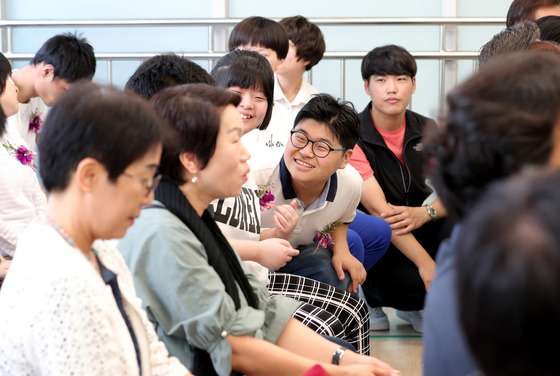 = 12일 오전 서울 종로구 종로발달장애인평생교육센터에서 열린 개관식에 발달장애인들이 참석해 있다.   이날 문재인 대통령은 발달장애 진단부터 교육과 취업, 의료 서비스까지 전 생애에 걸친 맞춤형 지원이 담긴 '발달장애인 평생케어 종합대책'을 발표했다.2018.9.12/뉴스1  