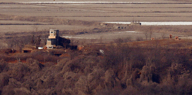 (파주=뉴스1) 박정호 기자 = 새해 첫날인 지난 1일 강원도 동부전선 최전방 철책을 통해 우리 국민으로 추정되는 1명이 월북한 가운데 2일 오후 경기도 파주시 오두산 통일전망대에서 바라본 북한 황해북도 개풍군 북한군 초소가 고요한 모습을 보이고 있다.   합동참모본부는 이날 