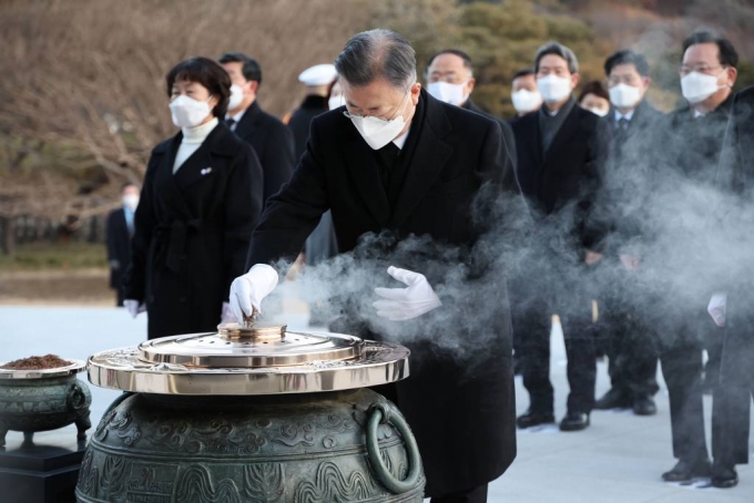 [서울=뉴시스] 김진아 기자 = 문재인 대통령과 국무위원들이 새해 첫날인 1일 서울 동작동 국립서울현충원을 방문, 현충탑에 분향하고 있다. 2022.01.01.