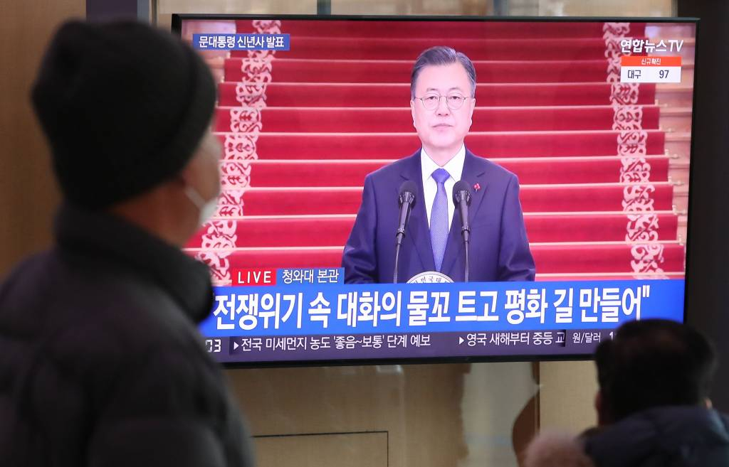 [서울=뉴시스] 권창회 기자 = 3일 오전 서울 중구 서울역 대합실에서 시민들이 문재인 대통령 신년사를 시청하고 있다. 2022.01.03.