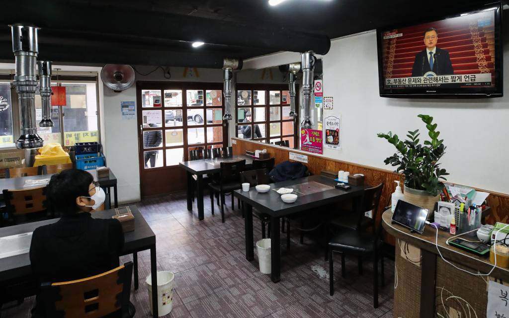 [서울=뉴시스] 권창회 기자 = 3일 오전 서울 시내 한 식당에서 식당점주가 문재인 대통령 신년사를 시청하고 있다. 2022.01.03.