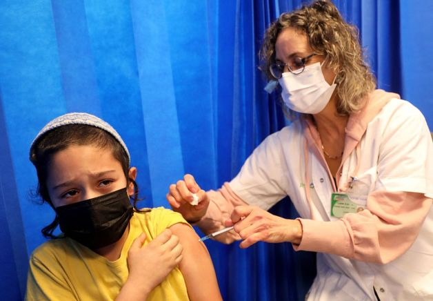 (모디인 AFP=뉴스1) 우동명 기자 = 2일(현지시간) 이스라엘 모디인의 병원에 마련된 코로나19 백신 접종소에서 어린이가 화이자 백신을 맞고 있다. ? AFP=뉴스1