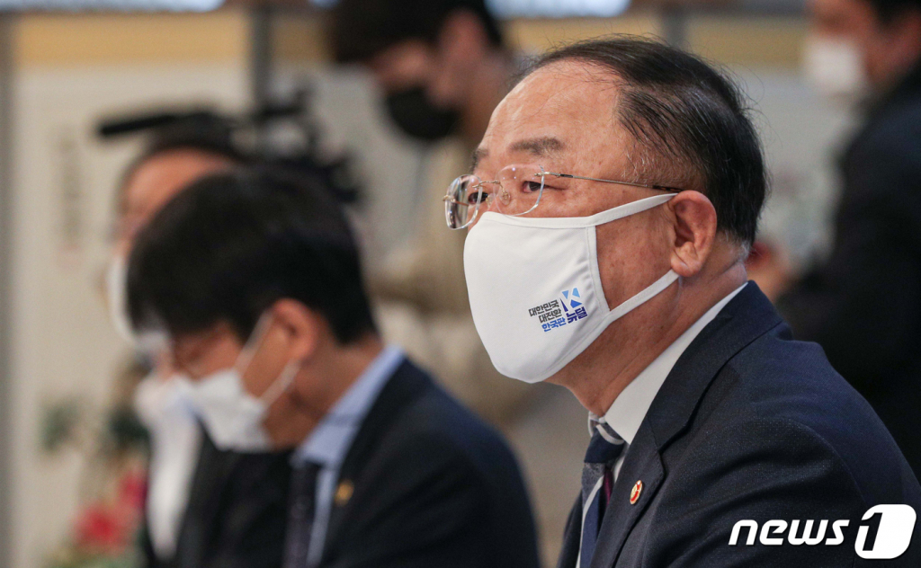 (서울=뉴스1) 송원영 기자 = 홍남기 경제부총리 겸 기획재정부 장관이 17일 오전 서울 종로구 정부서울청사에서 열린 '제17차 부동산시장 점검 관계장관회의'에서 모두 발언을 하고 있다. 2021.3.17  