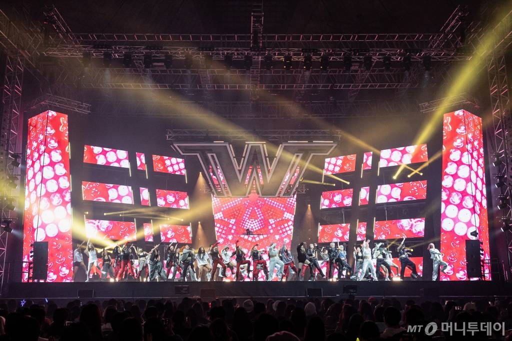 21일 오후 서울 잠실학생체육관에서 진행된 엠넷 '스트릿 우먼 파이터 온 더 스테이지' 콘서트에서 출연자들이 화려한 공연을 펼치고 있다.   '스트릿 우먼 파이터'에 출연해 뜨거운 사랑을 받은 여덟 크루 YGX, 라치카, 원트, 웨이비, 코카N버터, 프라우드먼, 홀리뱅, 훅이 함께하는 이번 콘서트는  잠실학생체육관을 시작으로 부산, 광주, 대구, 창원에 이어 12월 25일 인천까지 전국 6개 지역에서 개최된다. /사진제공=엠넷 2021.11.21 /사진=이동훈 기자 photoguy@