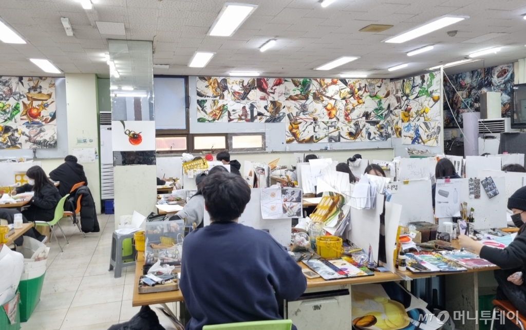 5일 오전 서울 노원구의 한 미술학원이 학생들로 북적이는 모습을 보이고 있다. 학원 관계자는 "방역패스 중단 판결 이후 등록이 늘었다"고 설명했다. / 사진 = 조성준 기자