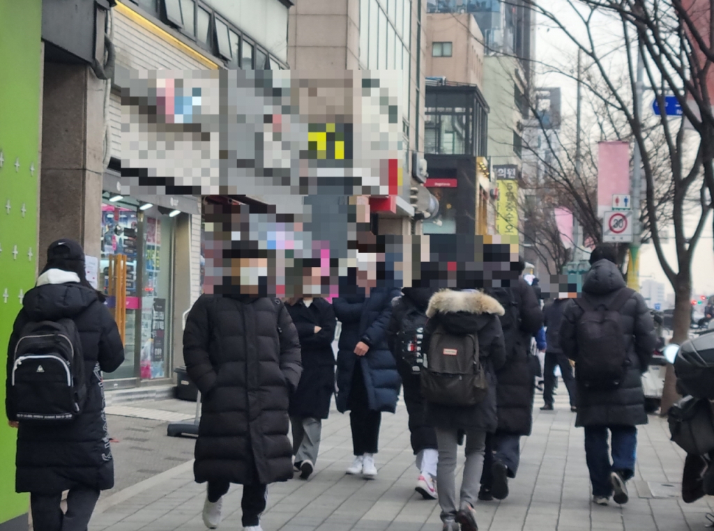 5일 서울 동작구 노량진 학원가가 학생들로 붐비는 모습을 보이고 있다. / 사진 = 조성준 기자