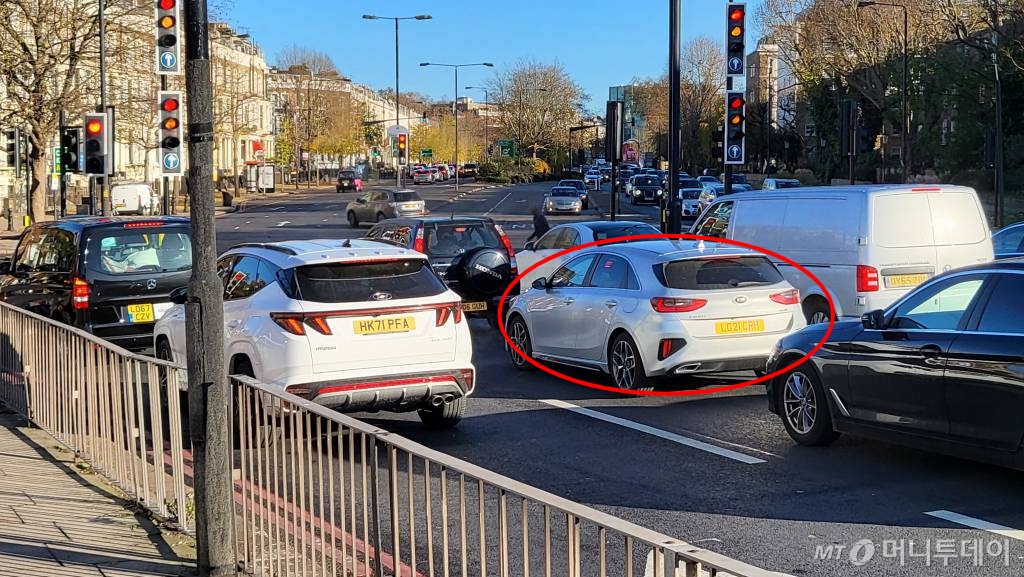 영국 런던의 한 시내에 현대차 투싼과 기아 유럽 전용 모델 씨드가 정차돼있다./사진=이강준 기자