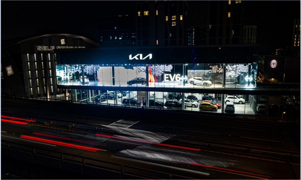 GWR 기아 야경. 3층에 기아 전기차 EV6가 전시돼있다/사진제공=KIA UK