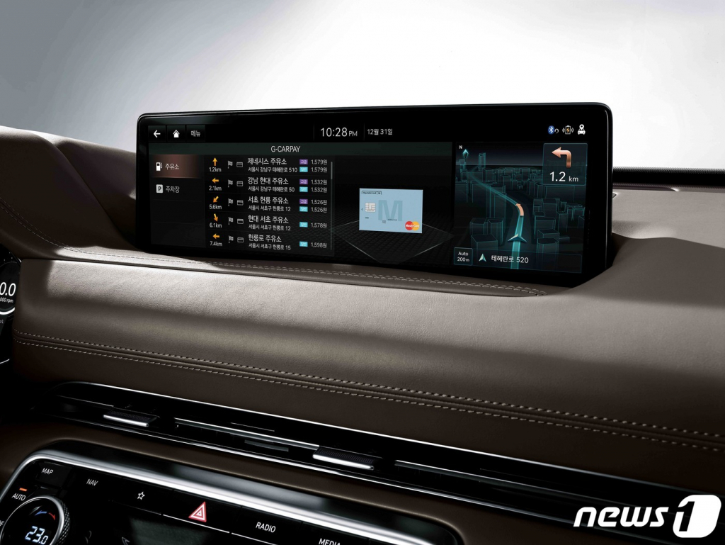 현대자동차그룹은 커넥티드 카 서비스(Connected Car Services) 국내 누적 가입자 수가 200만명을 돌파했다고 22일 밝혔다.  커넥티드 카 서비스란 자동차에 정보통신기술(IT)을 융합, 차량 내 인포테인먼트 시스템과 스마트폰 애플리케이션을 활용해 차량 제어, 차량 관리 등을 가능하게 한 서비스다. 현재 현대차 블루링크(Bluelink), 기아차 유보(UVO), 제네시스 커넥티드 서비스(GCS)가 운영되고 있다. (현대차그룹 제공) 2020.10.22/뉴스1  