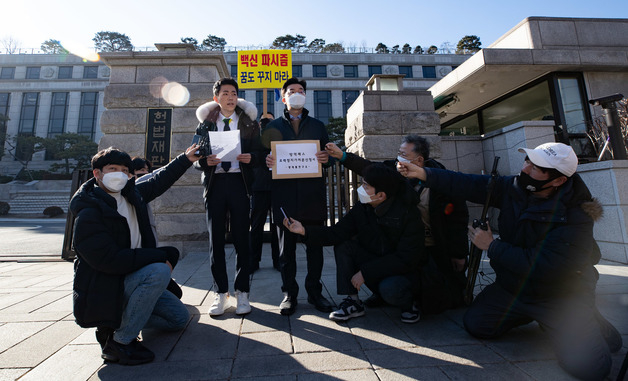 (서울=뉴스1) 이재명 기자 = 유튜버 양대림 군(왼쪽)과 채명성 변호사가 7일 오후 서울 종로구 헌법재판소 앞에서 방역패스 효력정지 가처분 신청서 접수에 앞서 기자회견을 하고 있다. 2022.1.7/뉴스1