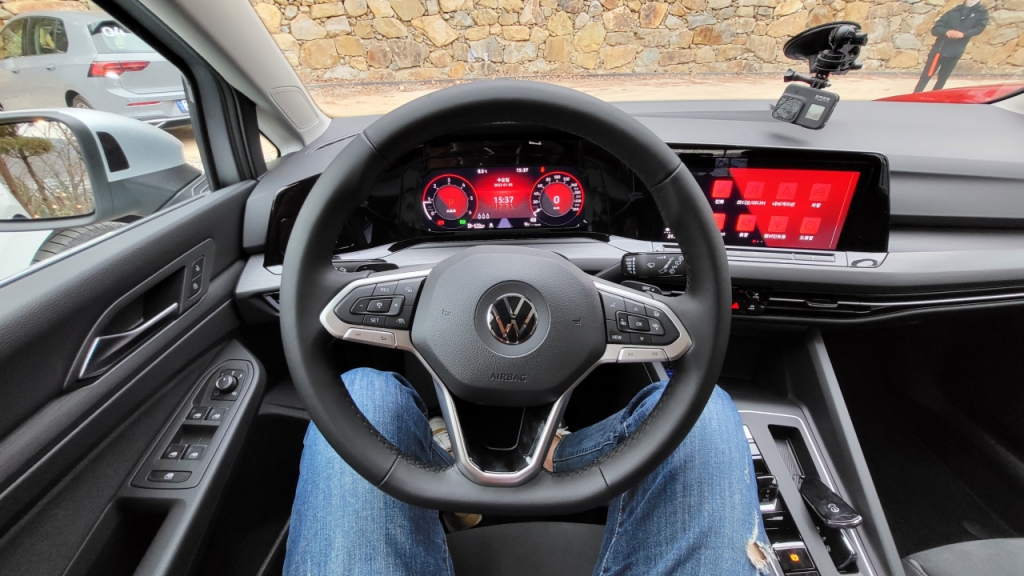 폭스바겐 골프 2.0 TDI 프레스티지 운전석 모습/사진=이강준 기자