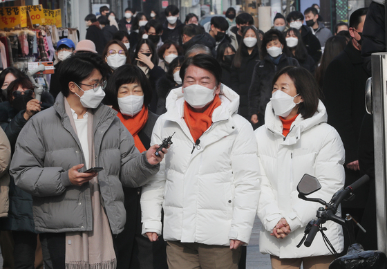 (청주=뉴스1) 김용빈 기자 = 안철수 국민의당 대선 후보와 부인 김미경 서울대 교수가 9일 오후 충북 청주시 성안길을 찾아 안철수의 토크박스를 진행하고 있다. 안 후보는 이날 ‘국민곁으로 안철수의 토크박스’ 일정과 지체장애인협회 간담회 등을 소화했다. 2022.1.9/뉴스1