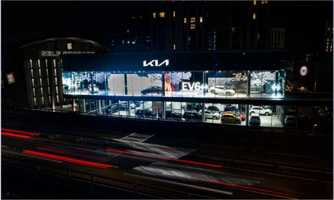 GWR 기아 야경. 3층에 기아 전기차 EV6가 전시돼있다/사진제공=KIA UK